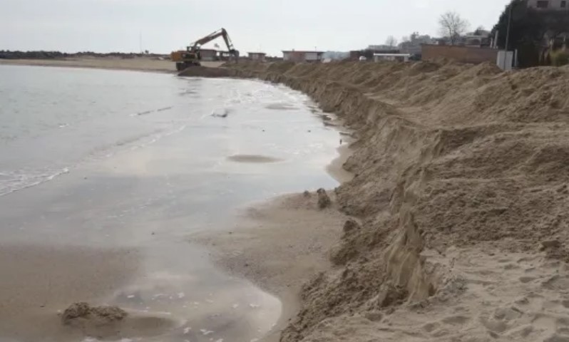 Съставят актове за разкопаването на плажа в Равда